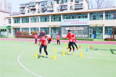 济南市影壁后街学校的孩子们正在上足球训练课